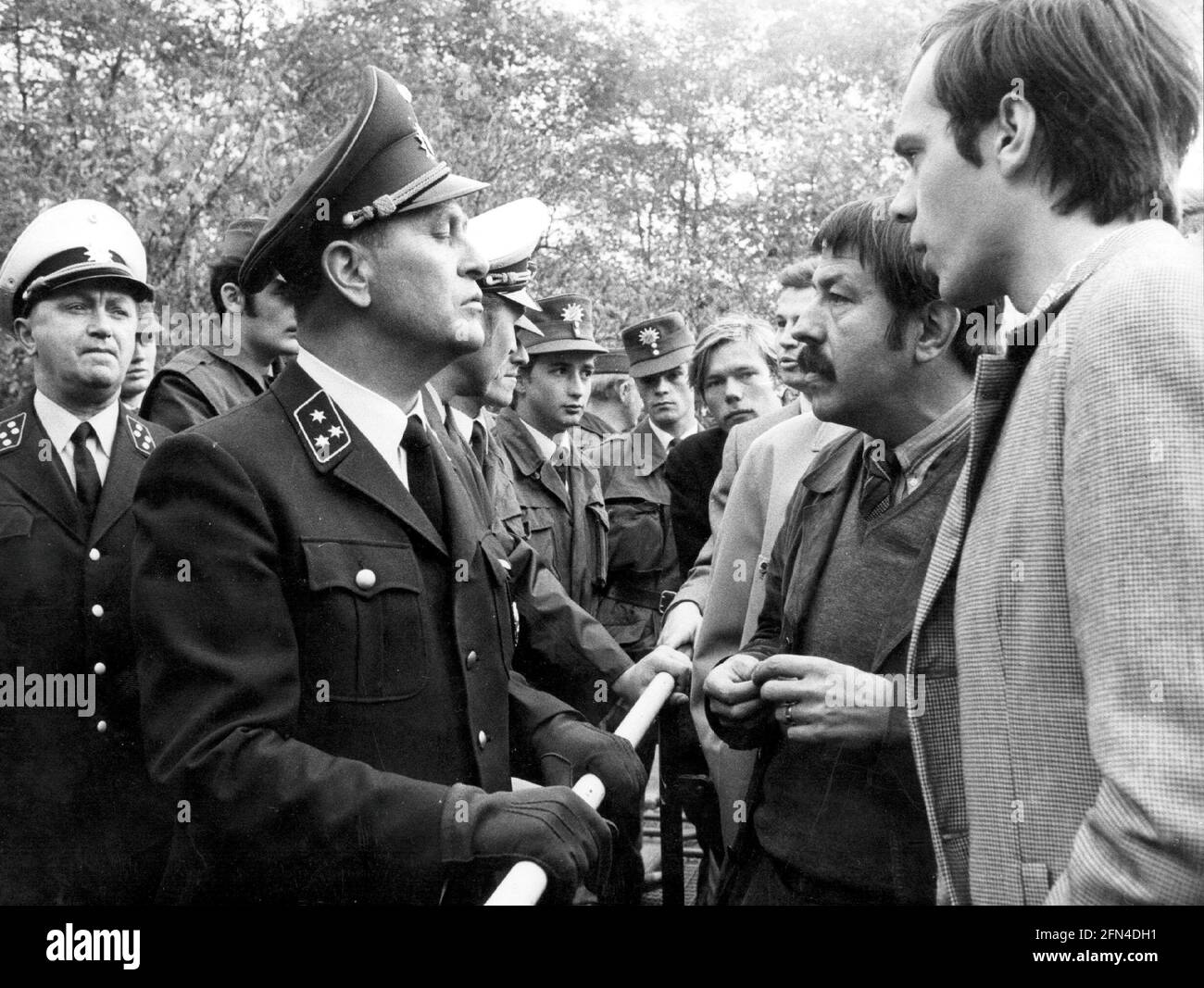 Grass, Guenter, 16.10.1927 - 13.4.2015, German author / writer, half length, discussion with police, ADDITIONAL-RIGHTS-CLEARANCE-INFO-NOT-AVAILABLE Stock Photo