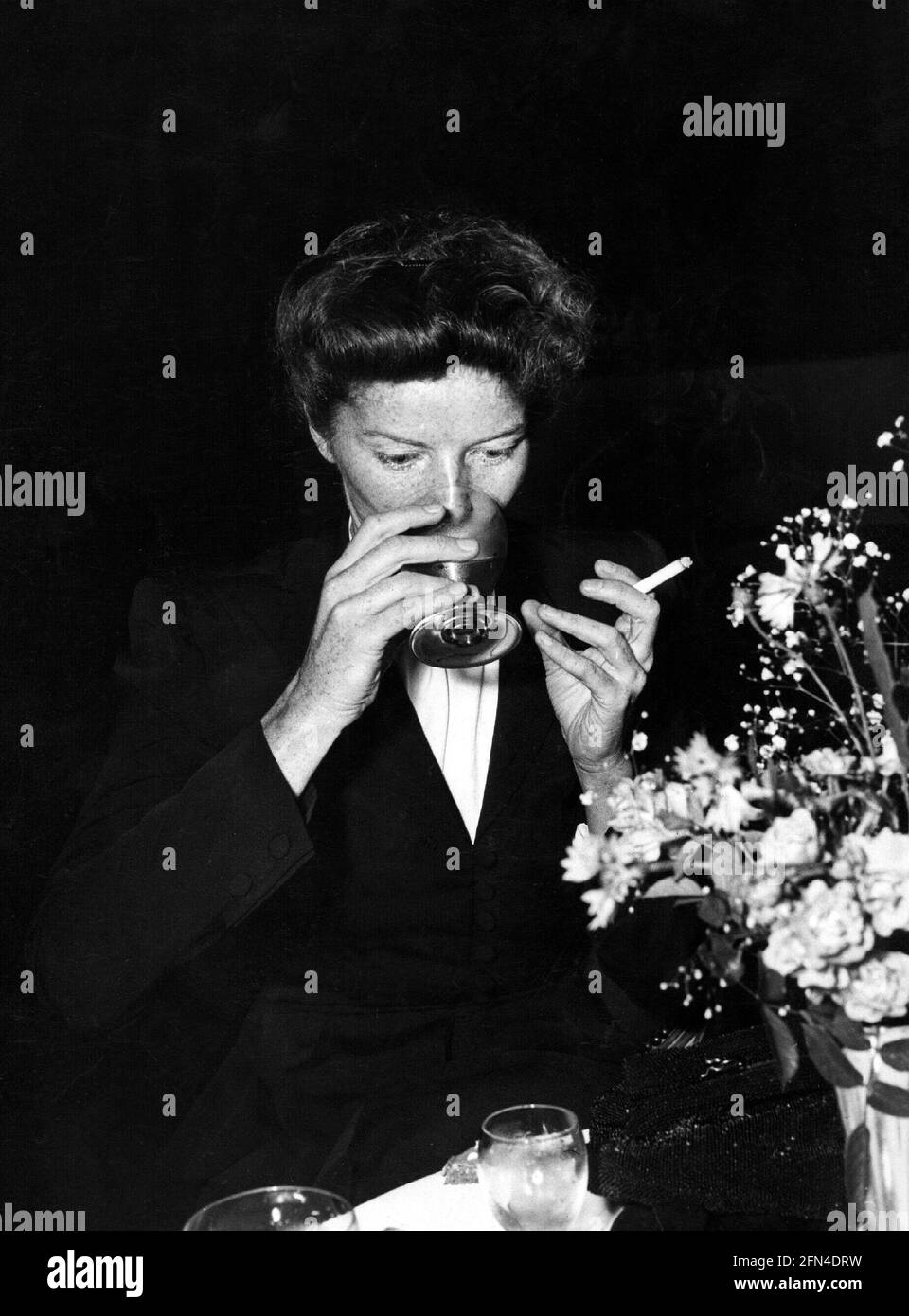 Hepburn, Katharine, 12.5.1907 - 29.06.2003, American actress, drinking, smoking, 1950s, drink, ADDITIONAL-RIGHTS-CLEARANCE-INFO-NOT-AVAILABLE Stock Photo