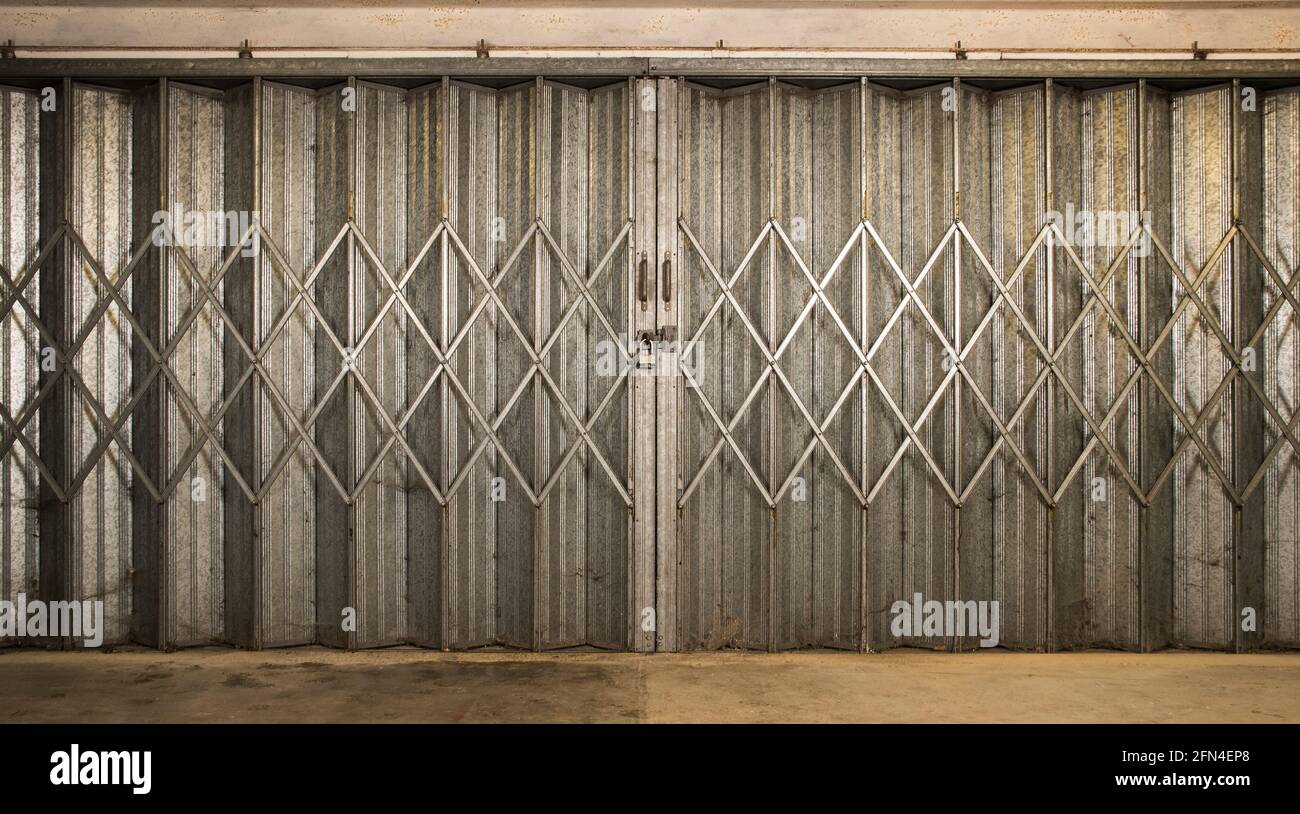 The internal pantographs of metal concertina sliding garage doors