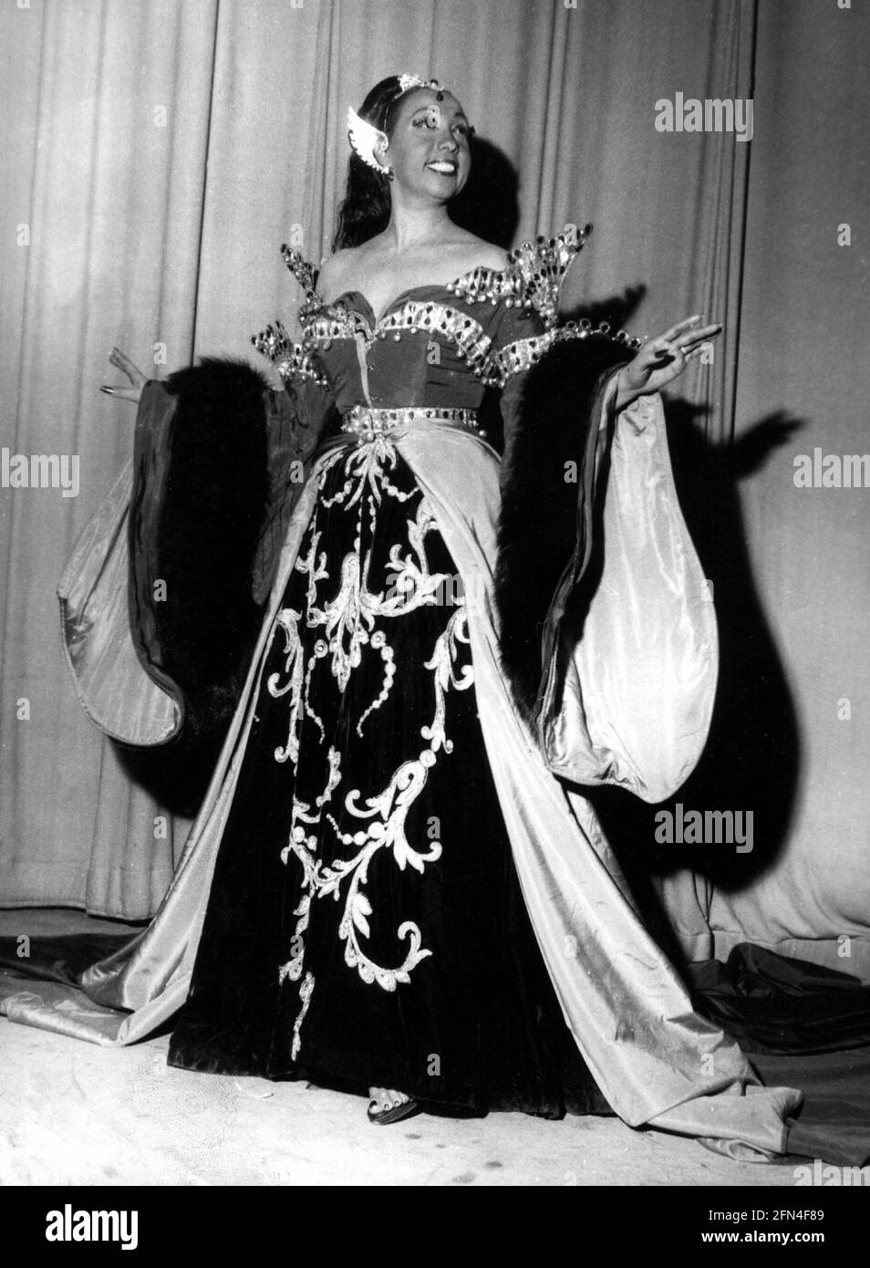 Baker, Josephine, 3.6.1906 - 12.4.1975, American dancer, full length, on stage, 1950s, ADDITIONAL-RIGHTS-CLEARANCE-INFO-NOT-AVAILABLE Stock Photo