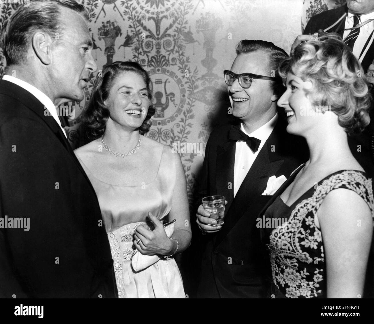 Cooper, Gary, 7.5.1901 - 13.5.1961, American actor, half length, with Ingrid Bergman, Lars Schmidt, ADDITIONAL-RIGHTS-CLEARANCE-INFO-NOT-AVAILABLE Stock Photo