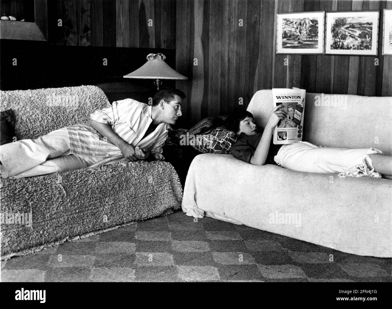 MacLaine, Shirley, * 24.4.1934, American actress, with husband Steve Parker, living room, 1955, ADDITIONAL-RIGHTS-CLEARANCE-INFO-NOT-AVAILABLE Stock Photo
