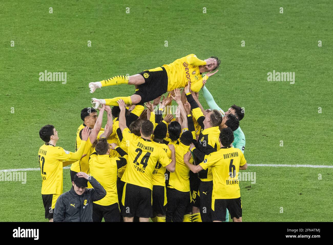 Berlin, Germany. 13th May, 2021. Berlin, Olympiastadion 13.05.21: Lukasz Piszczek (BVB) are celebrated after the victory 4:1 during the final cup match between RB Leipzig vs. Borussia Dortmund. Foto: pressefoto Credit: Mika Volkmann/Alamy Live News Stock Photo