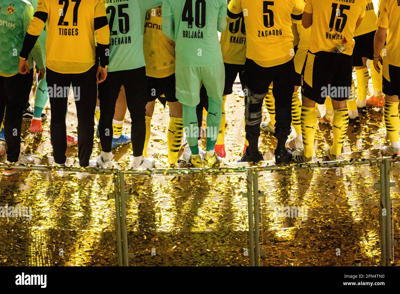 Berlin, Olympiastadion 13.05.21: Marco Reus (BVB) and teammates celebrate the winning of the trophy during the final cup match between RB Leipzig vs. Borussia Dortmund. Foto: pressefoto Credit: Mika Volkmann/Alamy Live News Stock Photo