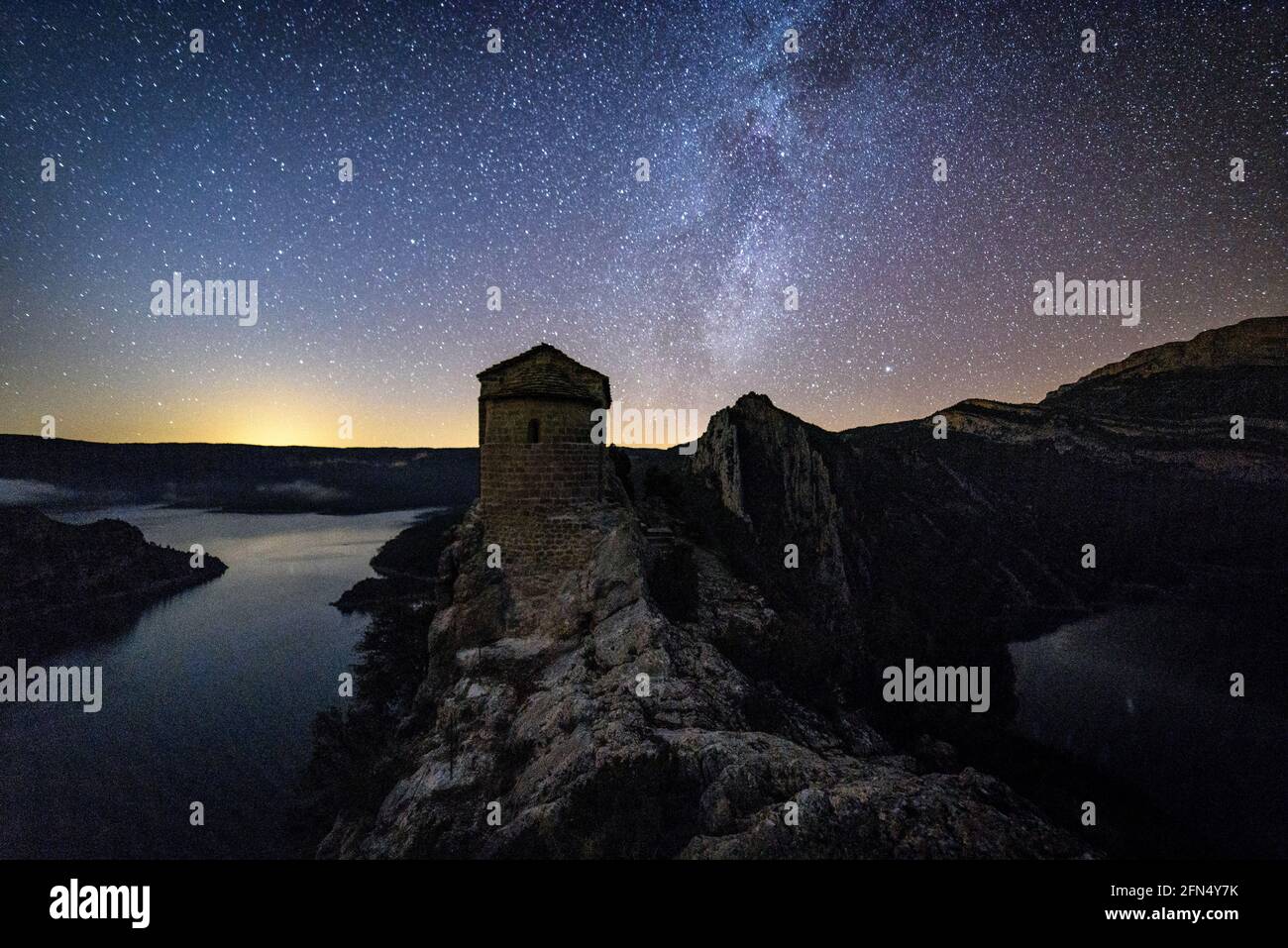 La Pertusa church in the Mont-rebei gorge at night (Catalonia, Spain, Pyrenees) ESP: Ermita de la Pertusa en el desfiladero de Mont-rebei de noche Stock Photo