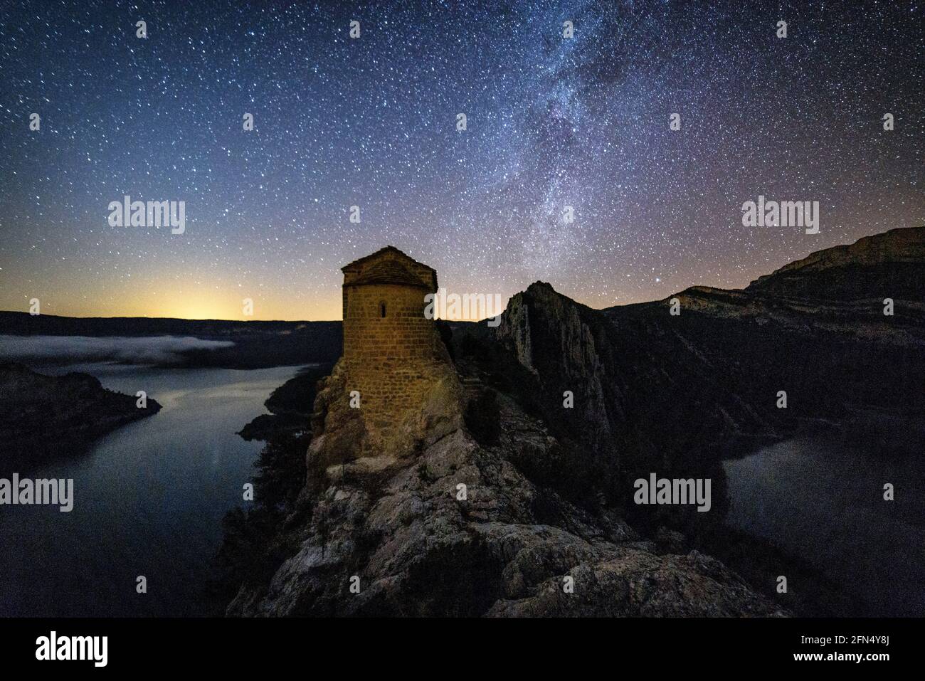 La Pertusa church in the Mont-rebei gorge at night (Catalonia, Spain, Pyrenees) ESP: Ermita de la Pertusa en el desfiladero de Mont-rebei de noche Stock Photo