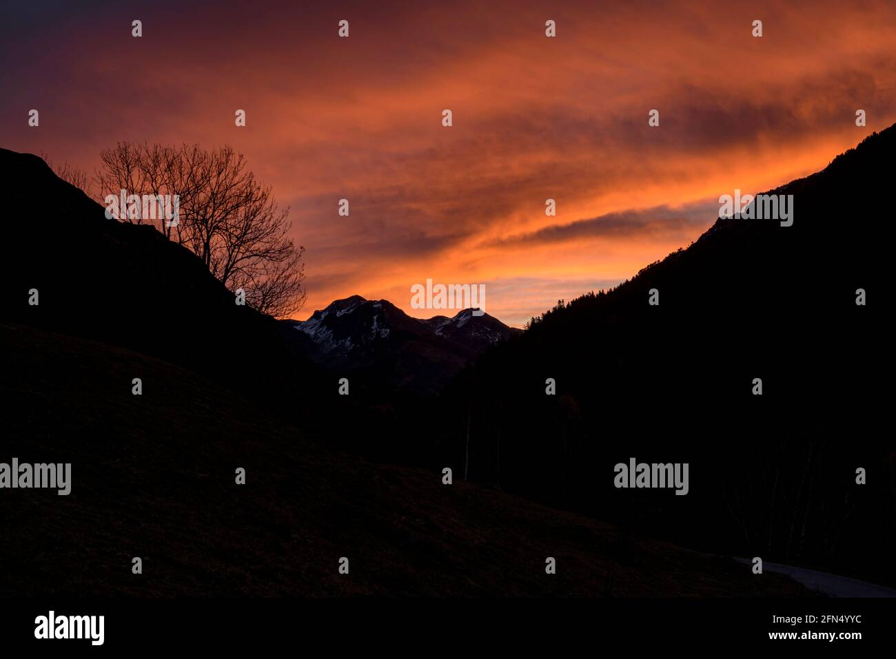Red sunrise in the Varradòs Valley, in autumn (Aran Valley, Catalonia, Spain, Pyrenees) ESP: Amanecer rojizo en el Valle de Varradòs, en otoño, España Stock Photo