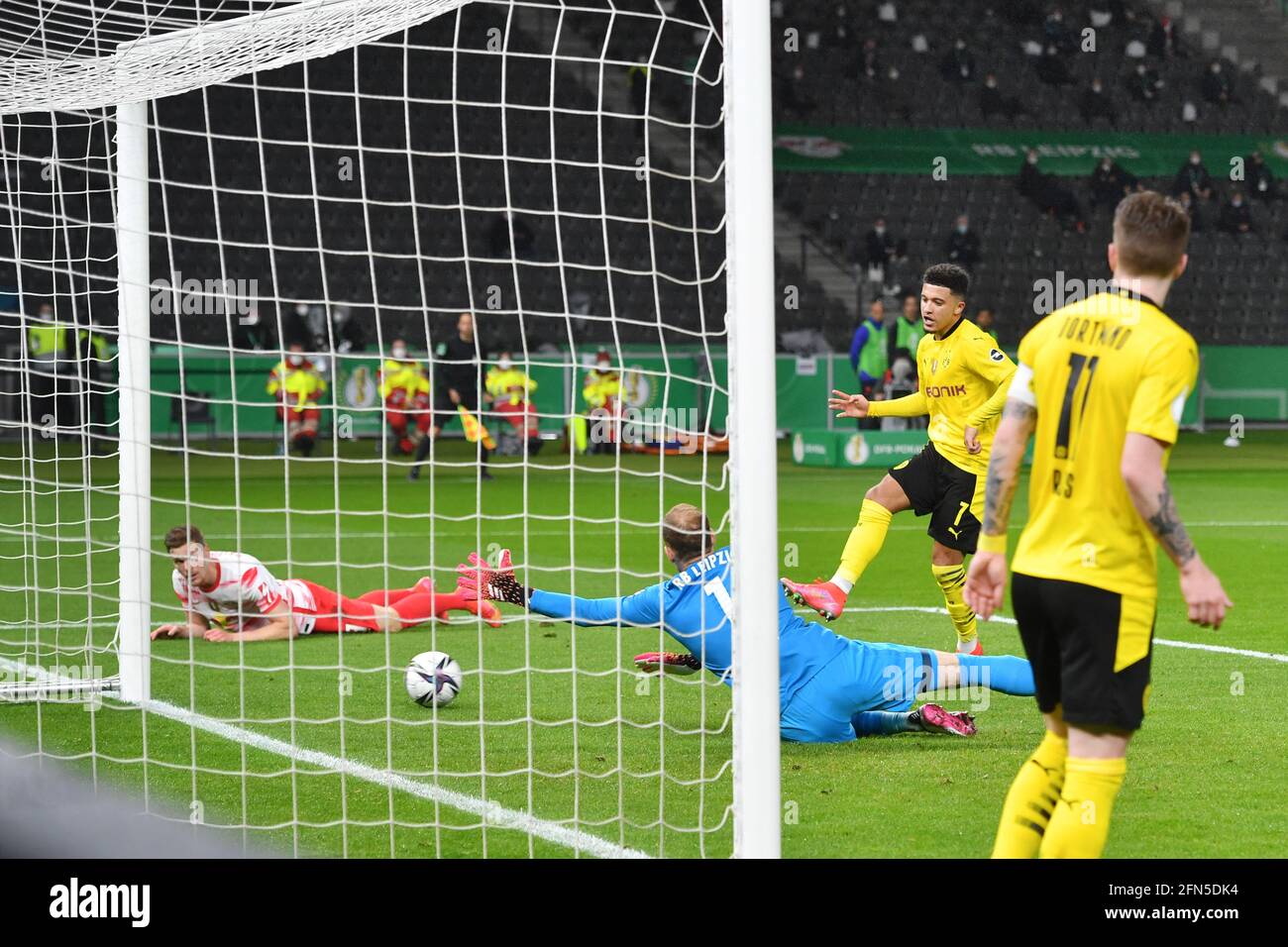 Berlin, Deutschland. 13th May, 2021. goal um 0-3 by Jadon SANCHO (Borussia Dortmund), action, goal shot versus goalwart Peter GULACSI (L), 78th DFB Pokal final, RB Leipzig (L) - Borussia Dortmund (DO) in the Olympiastadion in Berlin/Germany on 13.05. 2021. ## DFL/DFB regulations prohibit any use of photographs as image sequences and/or quasi-video ## | usage worldwide Credit: dpa/Alamy Live News Stock Photo