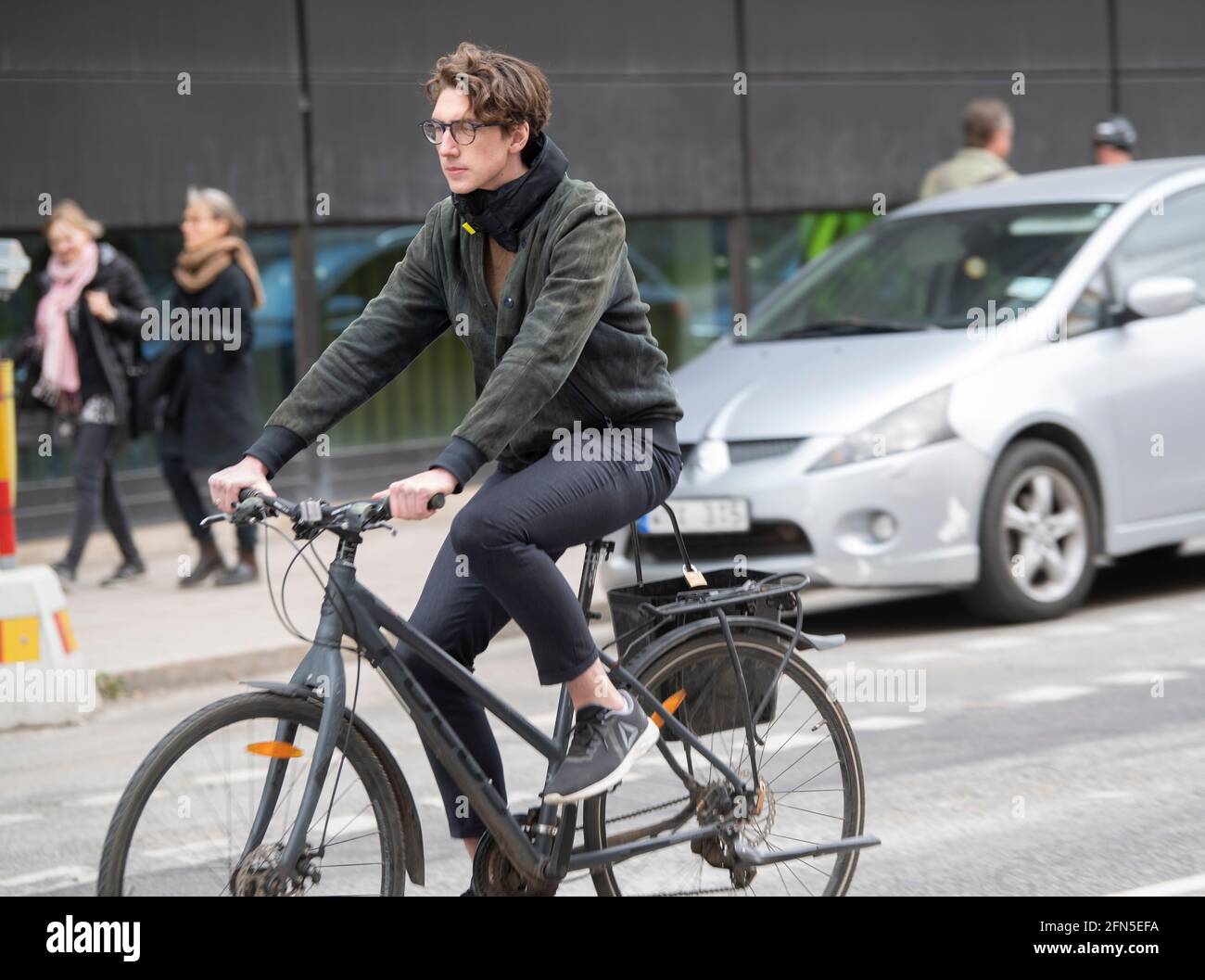 A cycling man wearing the Swedish cycle helmet Hovding (Hövding) which is a  crash-activated airbag. Photo Fredrik Sandberg / TT code 10080 Stock Photo  - Alamy