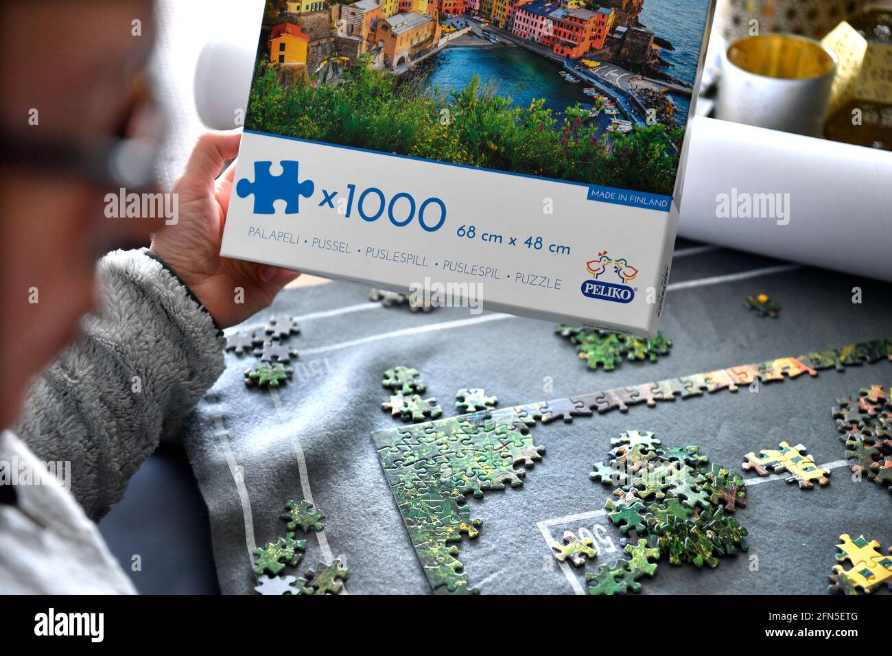 Doing jigsaw puzzle hi-res stock photography and images - Alamy