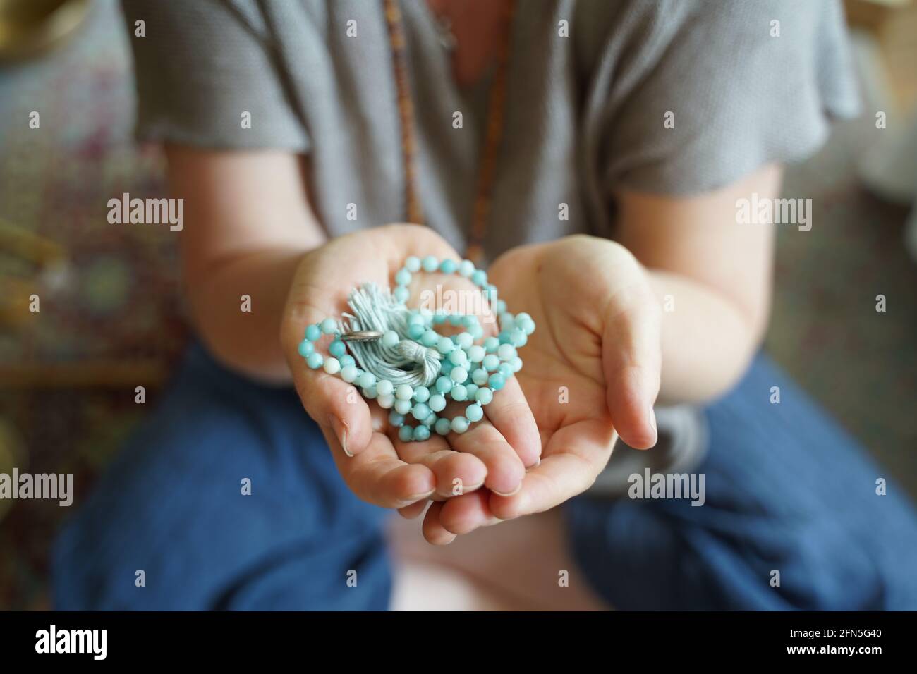 Old woman hand prayer beads hi-res stock photography and images - Alamy