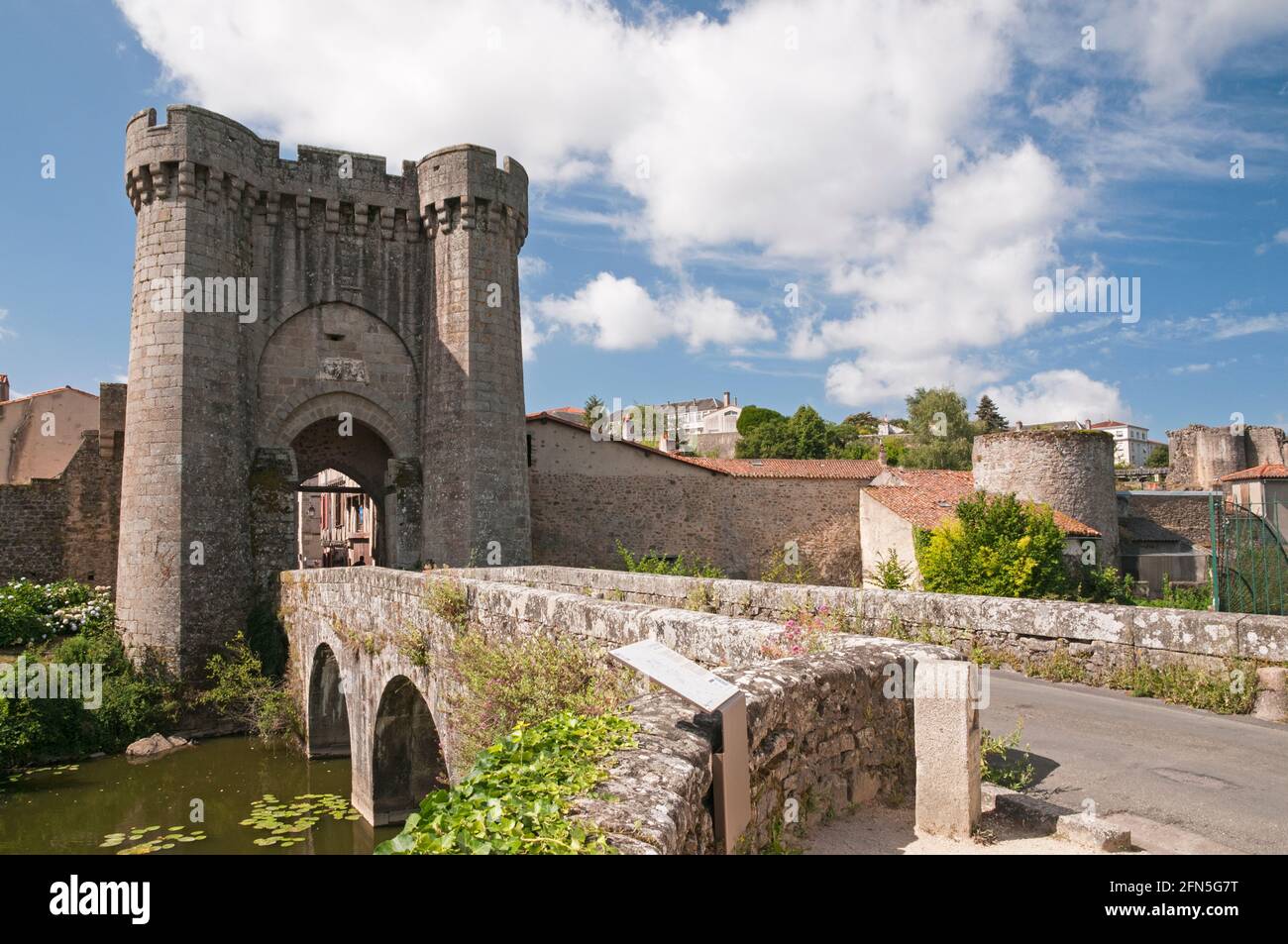 The fortified gate of Saint-Jacques (Porte Saint-Jacques) and bridge in the medieval town of Parthenay, Deux-Sevres (79), Nouvelle-Aquitaine, France Stock Photo
