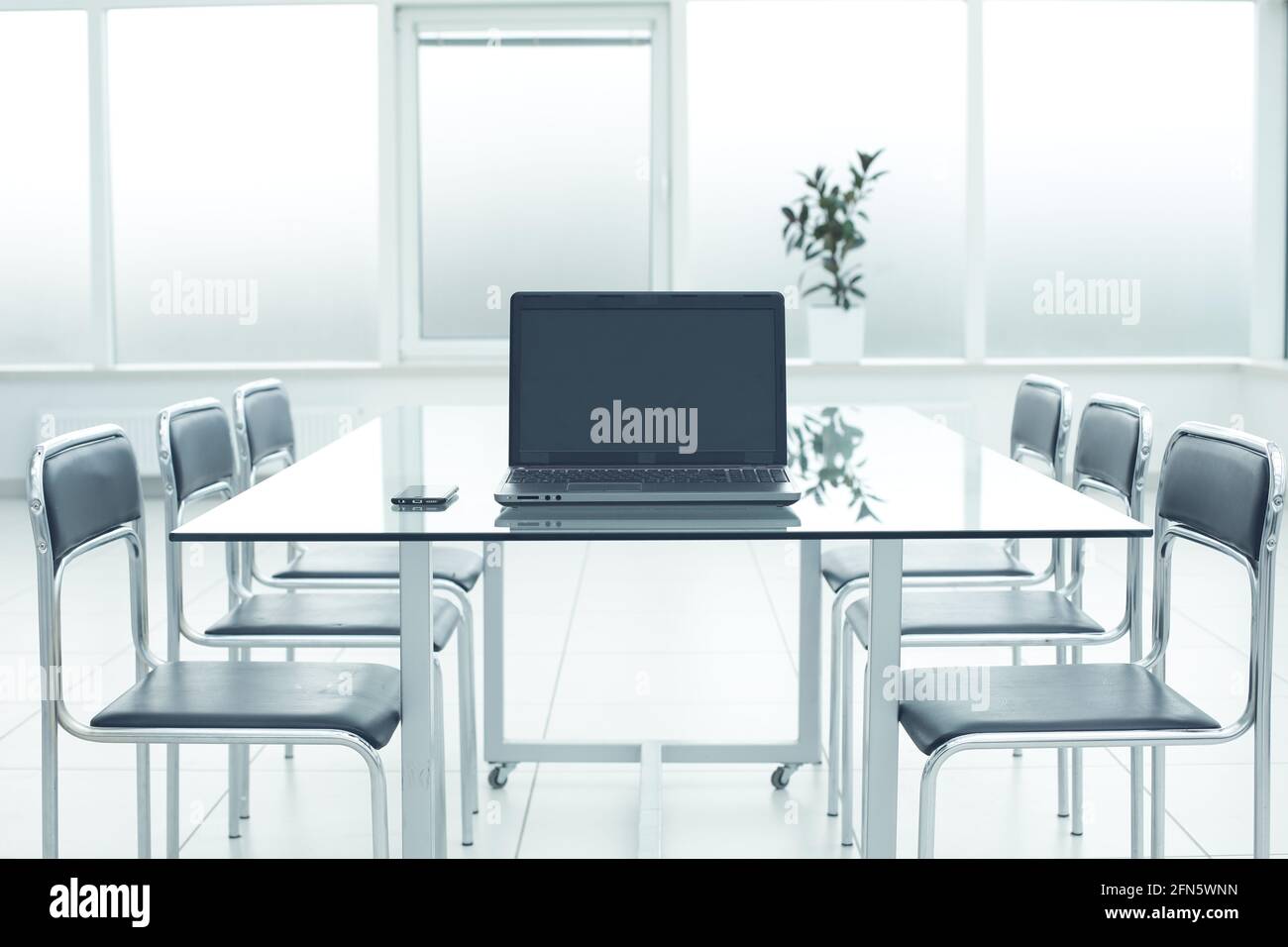 Empty open meeting room hi-res stock photography and images - Alamy