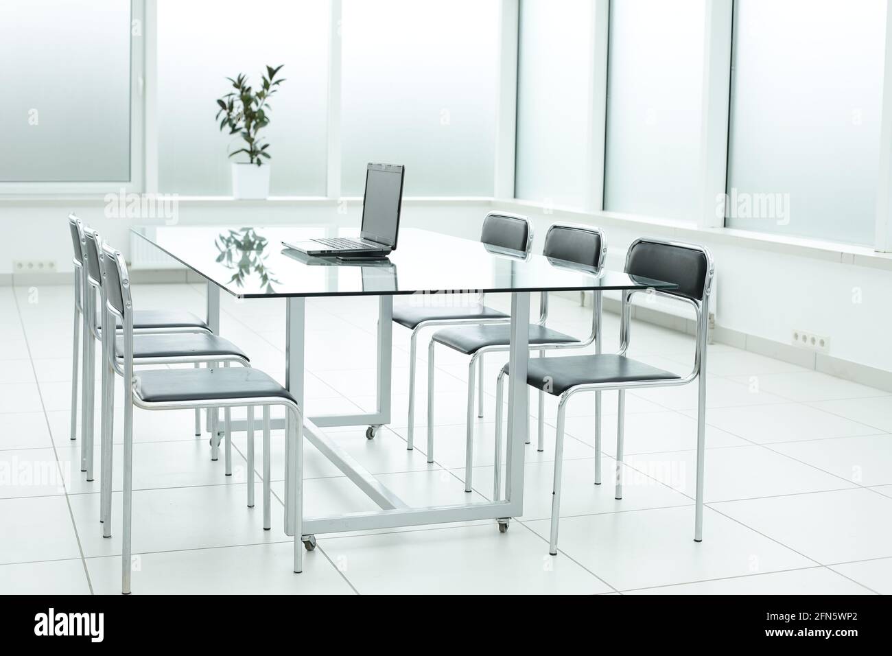 Open meeting room hi-res stock photography and images - Alamy