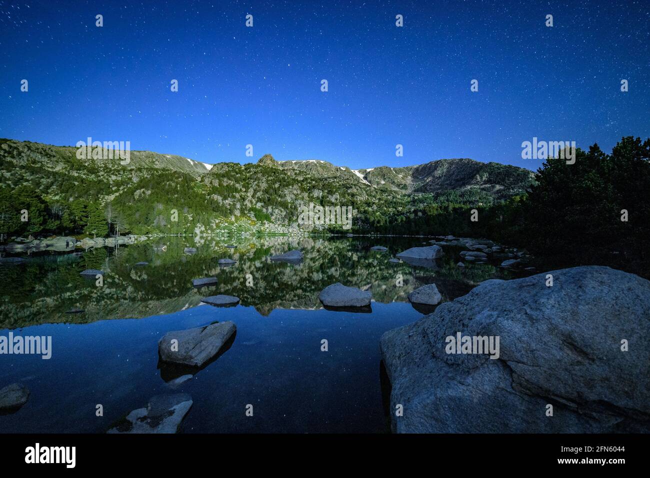 Malniu Lake, on a summer night with moonlight (Cerdanya, Catalonia, Spain, Pyrenees) ESP: Lago de Malniu, una noche de verano con Luna (Cataluña) Stock Photo