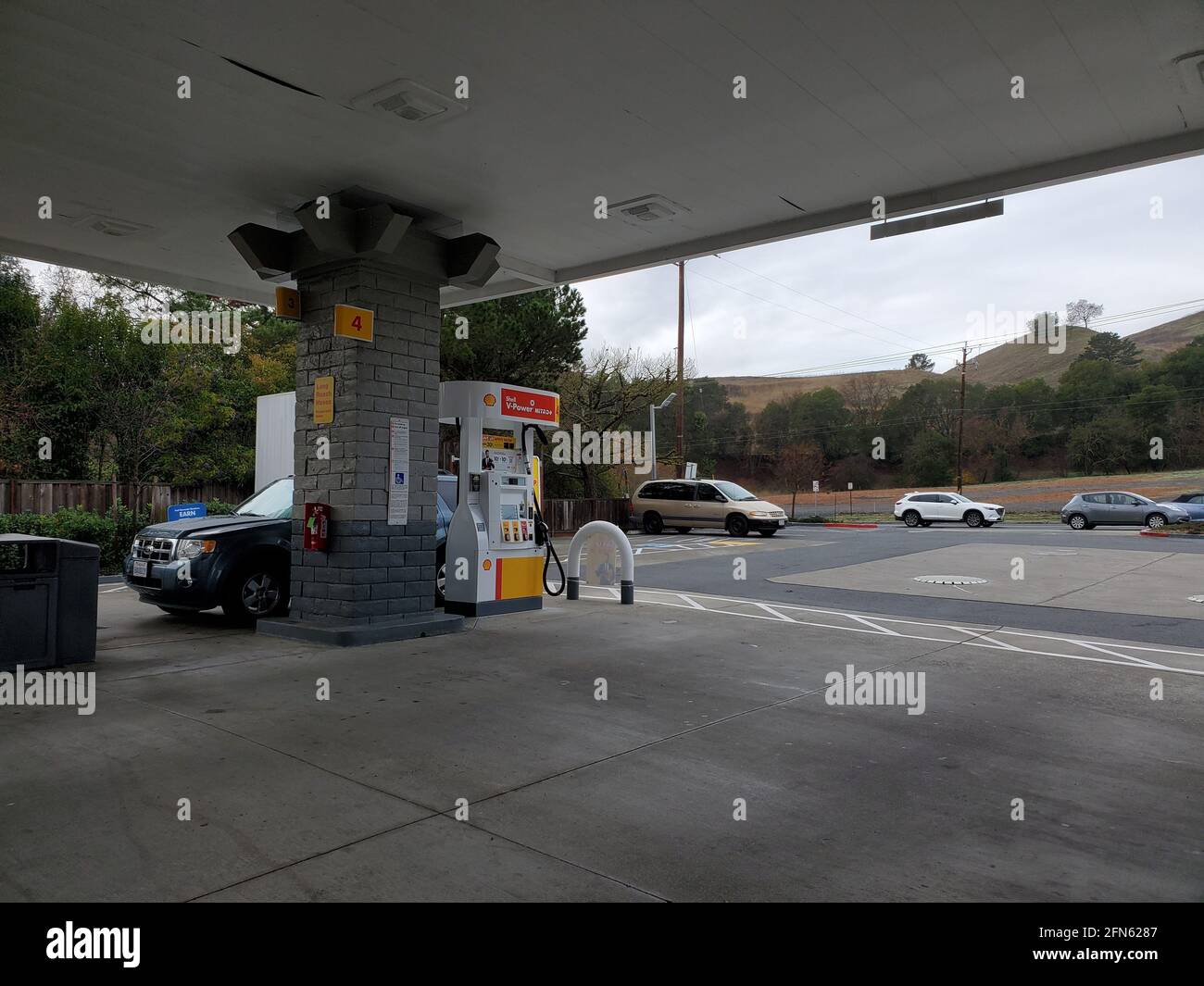 Photograph of vehicles driving by the Shell gas station in Lafayette, California, January 6, 2021. () Stock Photo