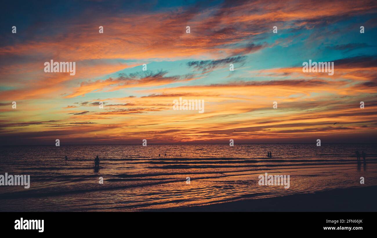 Vibrant sunset sky reflected hi-res stock photography and images - Alamy