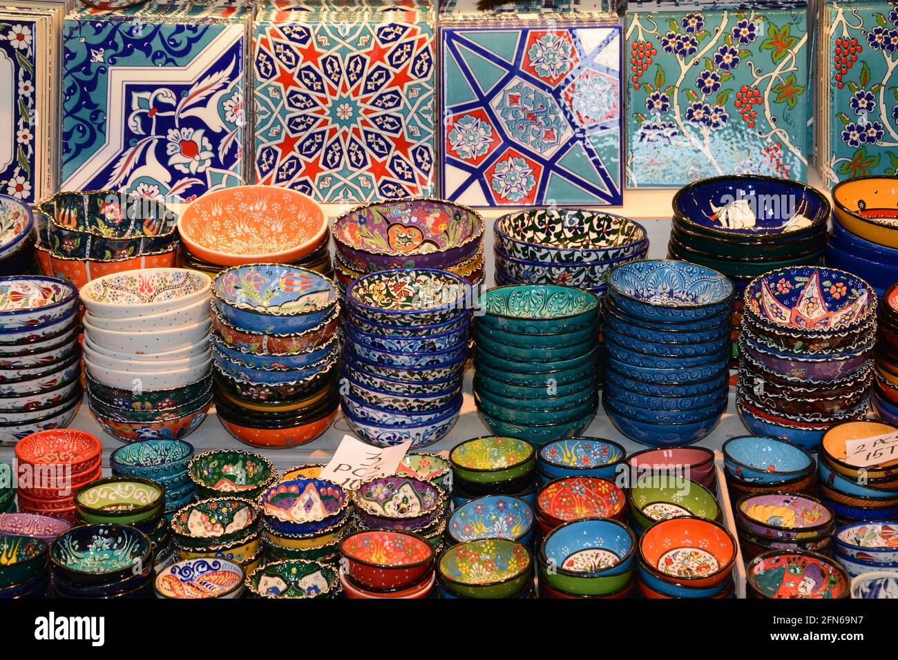 Bright and colourful display of Turkish ceramic bowls and tiles inside the  Grand Bazaar in Istanbul Stock Photo - Alamy