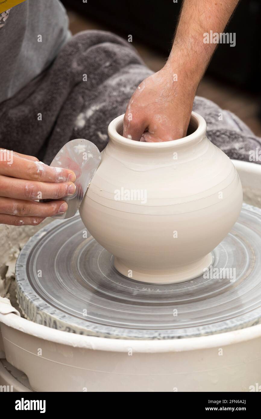 Metal Turning Vase Mastery: Elevate Your Decor!