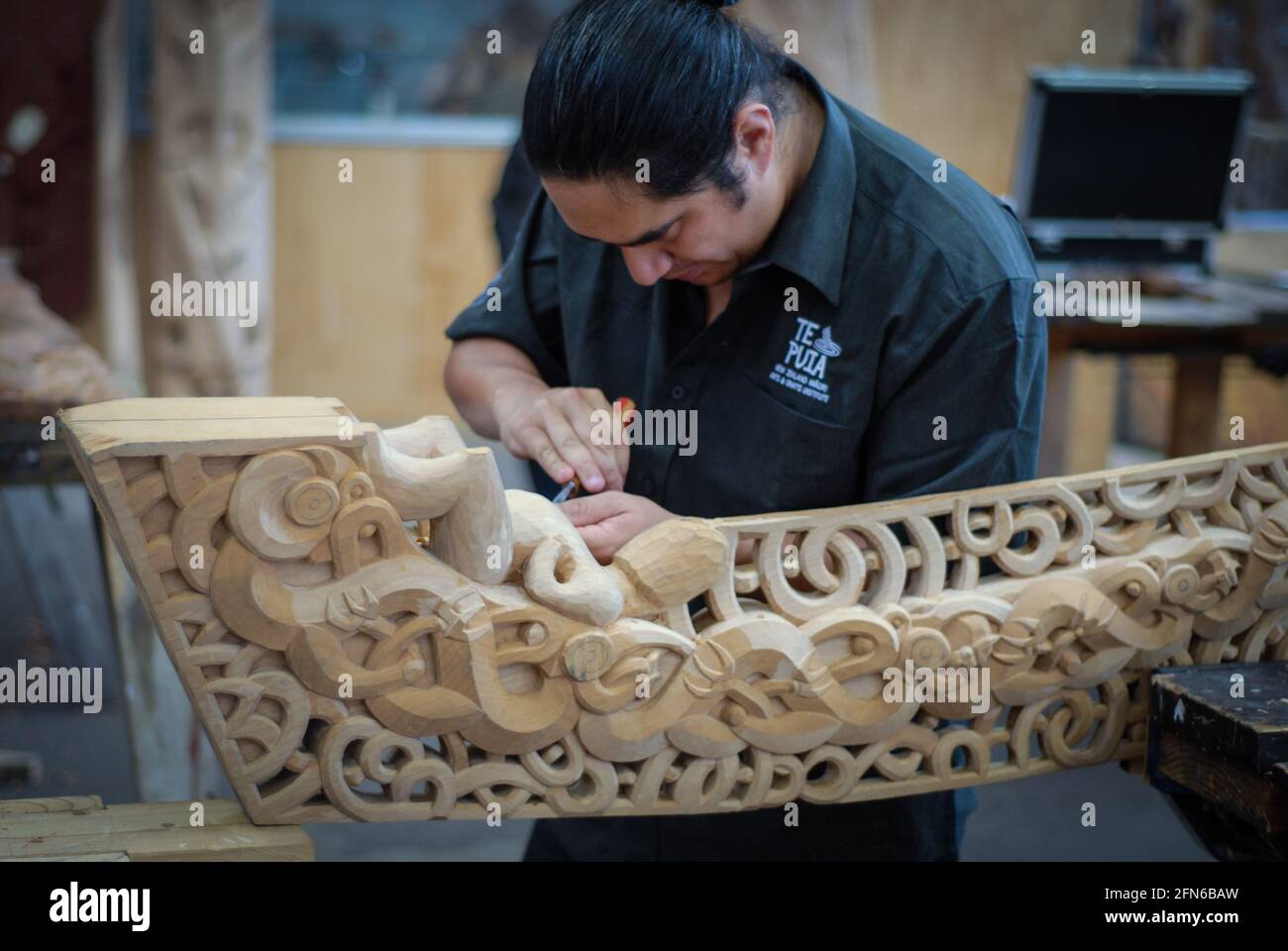 Studenten an der Kunsthandwerks-Akademie von Te Puia werden in traditioneller Maori-Schnitzkunst ausgebildet. - Students at the arts and craft institute of Te Puia are trained in traditional Maori carving. Stock Photo