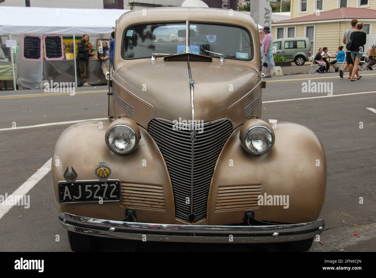 Vorderansicht eines historischen Chevrolet beim Art Deco Weekend in Napier. - Front view of a Chevrolet classic car at Art Deco Weekend in Napier. Stock Photo