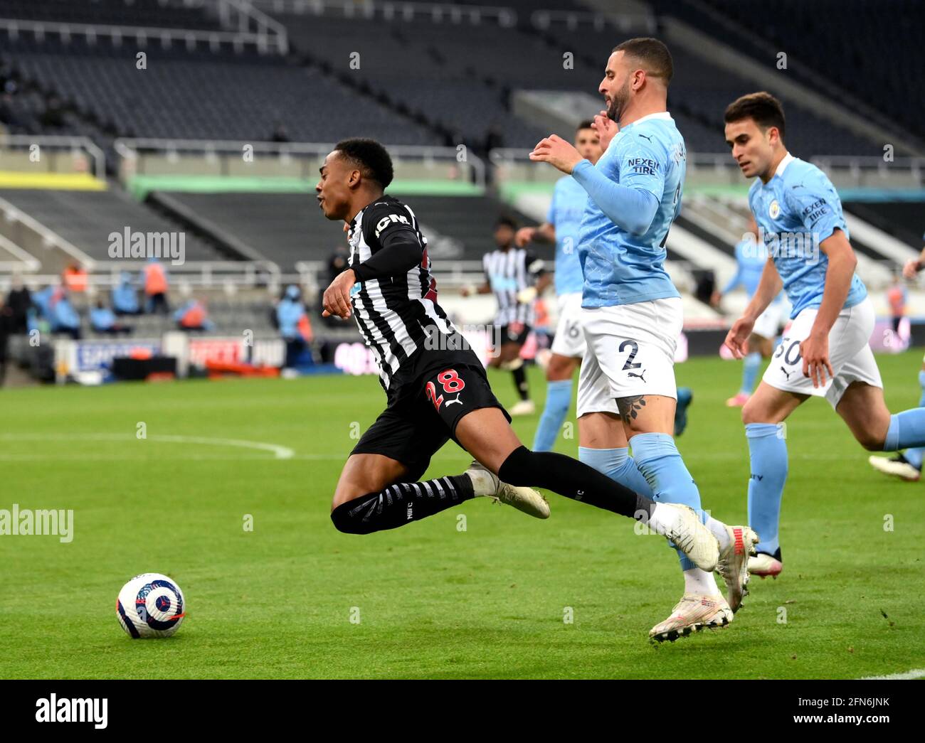 Newcastle United's Joe Willock (left) is fouled by Manchester City's Kyle Walker resulting in a penalty during the Premier League match at St James' Park, Newcastle upon Tyne. Picture date: Friday May 14, 2021. Stock Photo