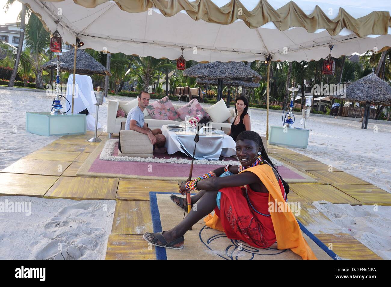 Genuss pur: Gediegenes 5 Gang- Nachtessen am Strand, zuvor ein Cocktail im Maharaja Strand-Pavillon und Besuch von einem Masai. Maharaja-Diner at the Stock Photo