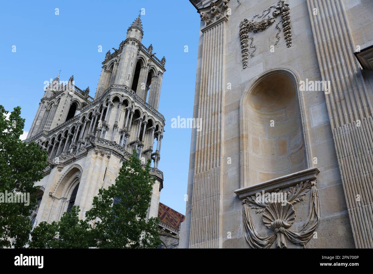 Museum of Hôtel-Dieu (right) and Collegiate Church of Our Lady of Mantes, Mantes-laJolie, Yvelines, Ile de France, France Stock Photo