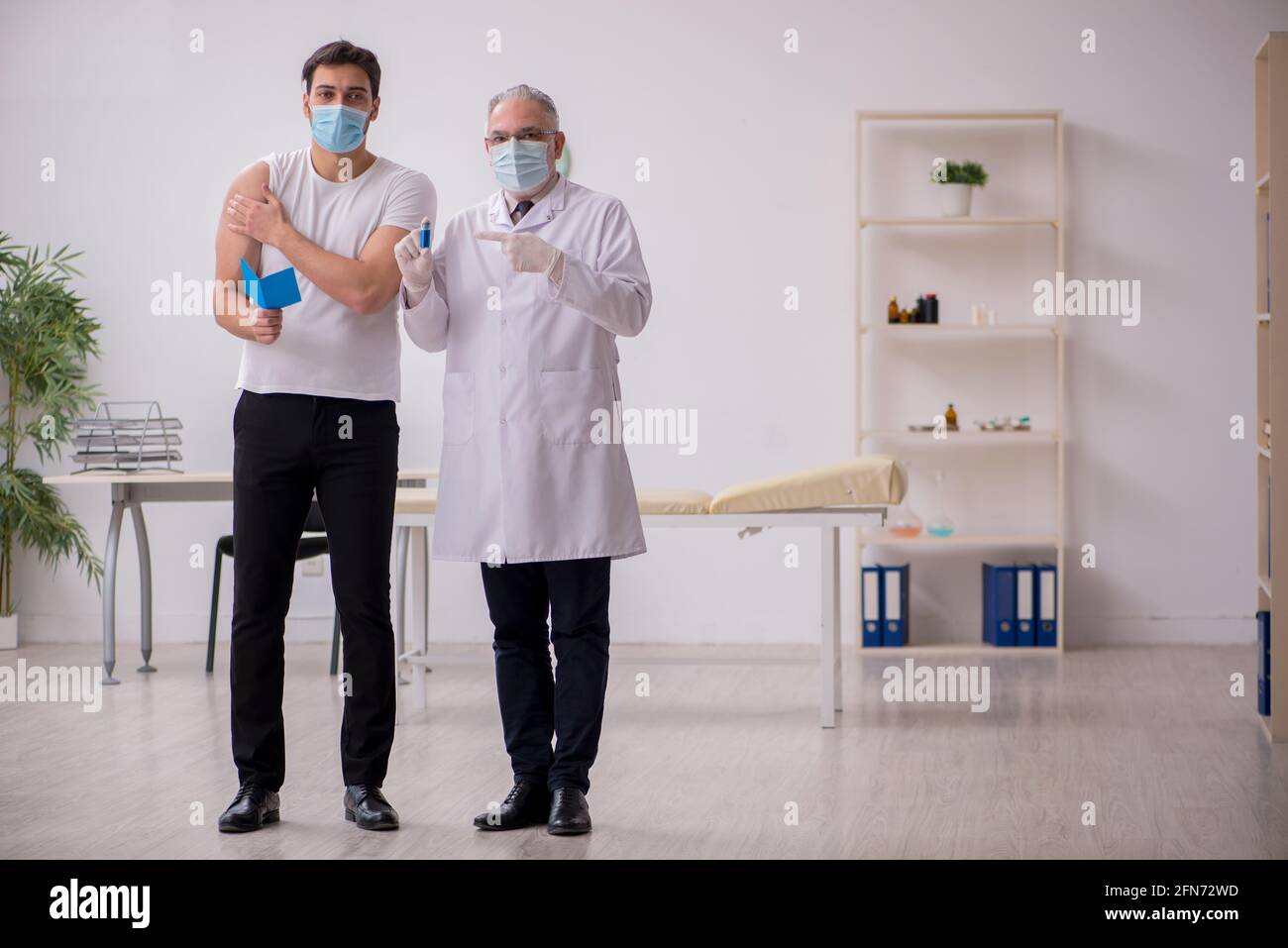 Doctor giving patient negative hi-res stock photography and images - Alamy