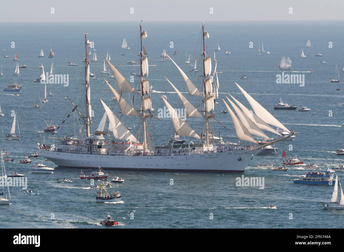 Three tall sailing ships hi-res stock photography and images - Alamy