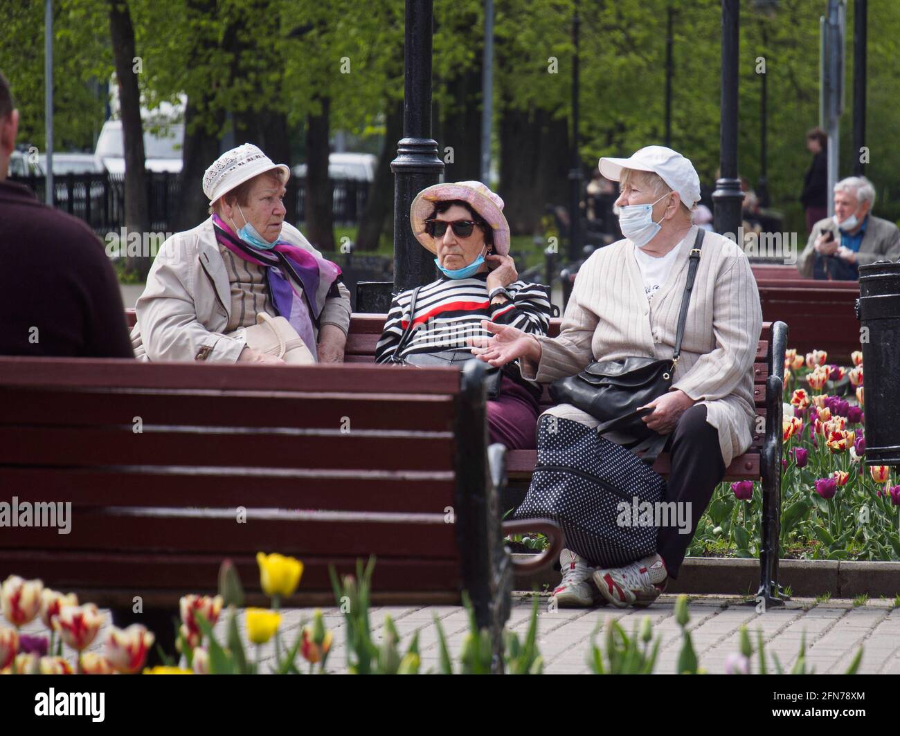Elderly women wearing facemasks hi-res stock photography and images - Alamy