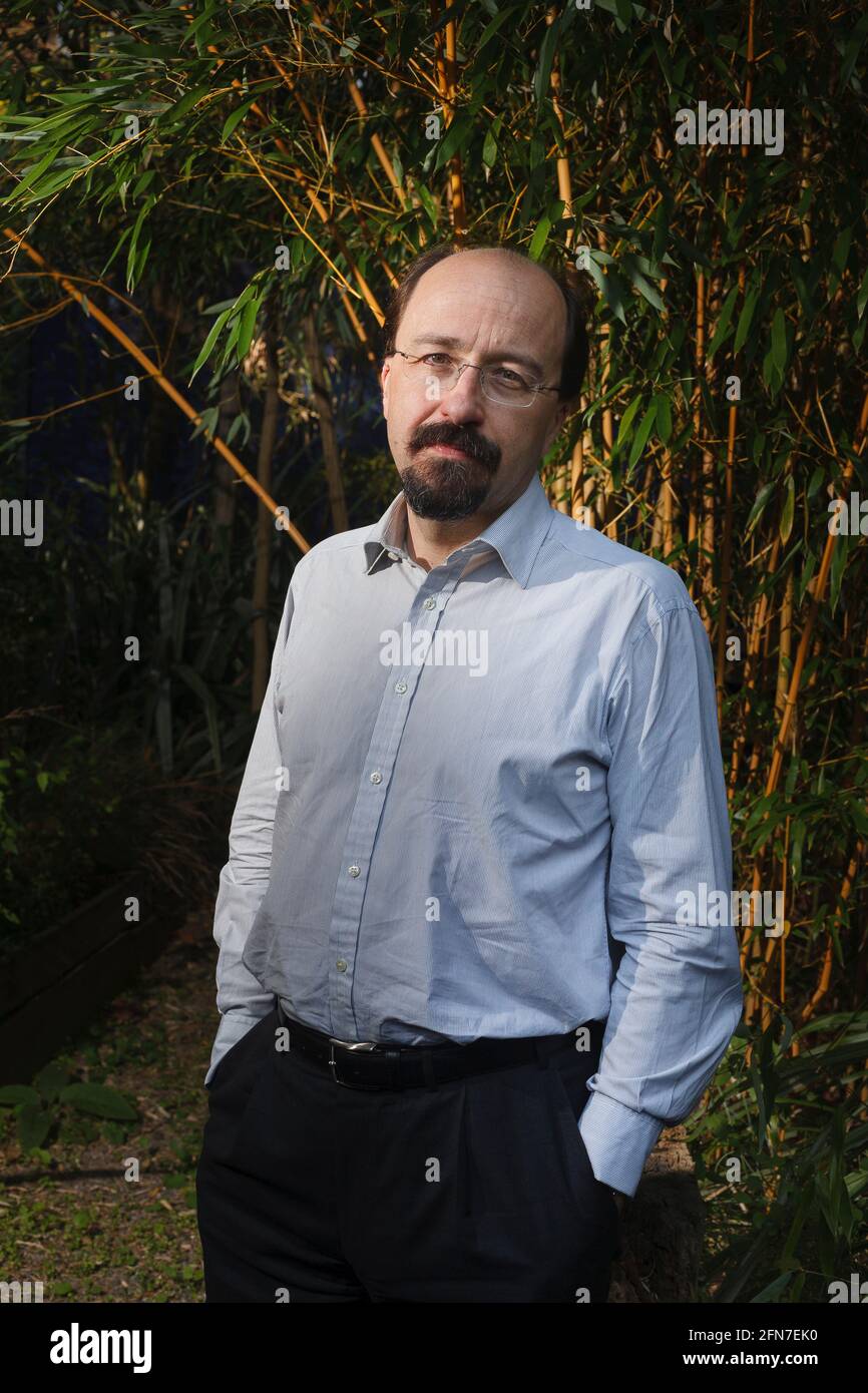 Bill Emmott, photographed at his home, is an English journalist, author, and consultant and former editor-in-chief of The Economist newspaper from 1993 to 2006. Bill Emmott has written fourteen books and worked on two documentary feature films. He also co-founded the Wake Up Foundation, an educational charity dedicated to raising awareness of the dangers facing Western societies. He is now chairman of the Trinity College Long Room Hub for Arts & Humanities in Dublin, of the International Institute for Strategic Studies and of the Japan Society of the UK in London.  Belsize Park, London, UK.  6 Stock Photo