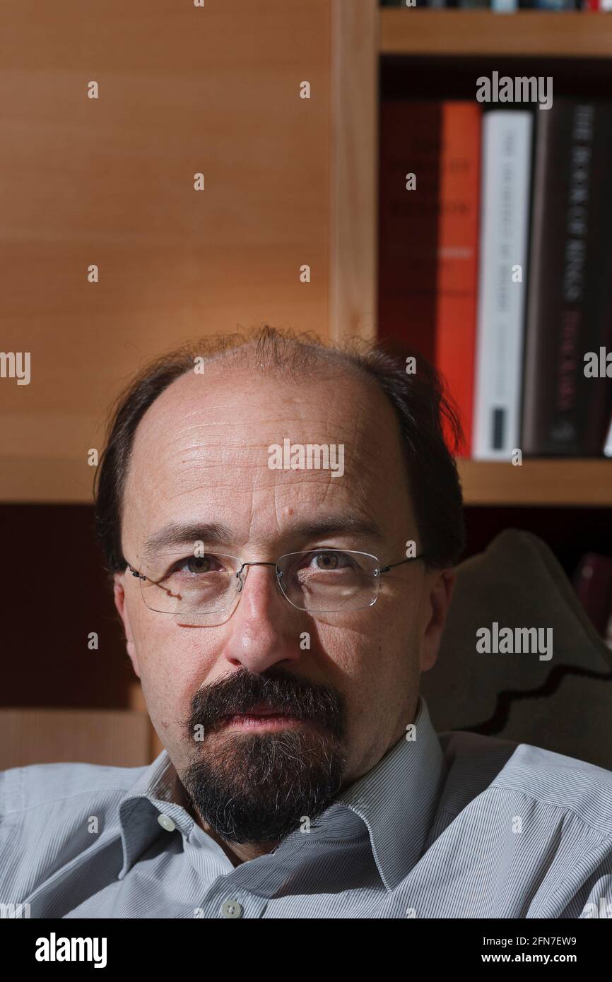 Bill Emmott, photographed at his home, is an English journalist, author, and consultant and former editor-in-chief of The Economist newspaper from 1993 to 2006. Bill Emmott has written fourteen books and worked on two documentary feature films. He also co-founded the Wake Up Foundation, an educational charity dedicated to raising awareness of the dangers facing Western societies. He is now chairman of the Trinity College Long Room Hub for Arts & Humanities in Dublin, of the International Institute for Strategic Studies and of the Japan Society of the UK in London.  Belsize Park, London, UK.  6 Stock Photo