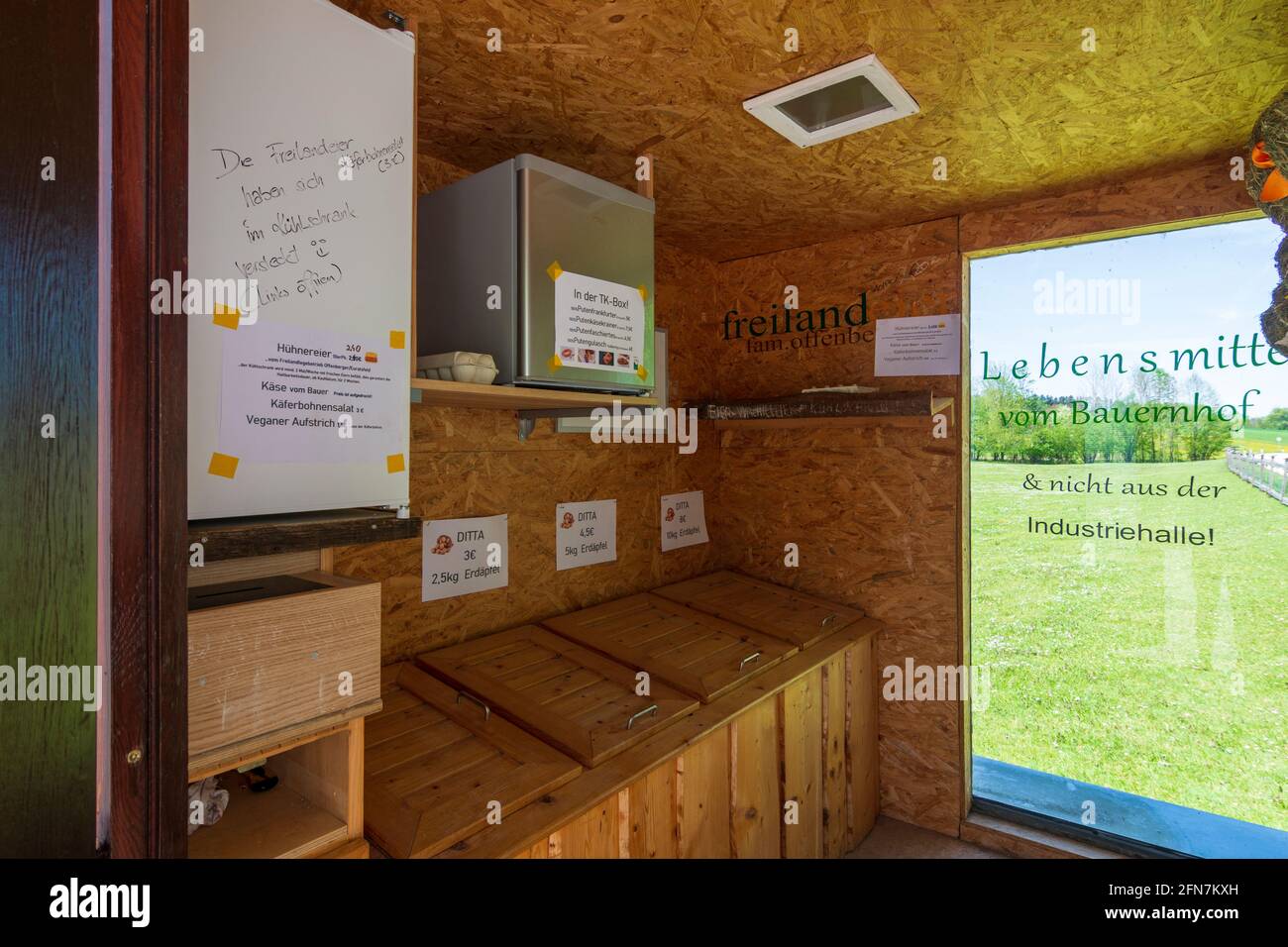 Euratsfeld: 24 hour self-service farm mini shop 'Bauern Box' in Mostviertel, Niederösterreich, Lower Austria, Austria Stock Photo
