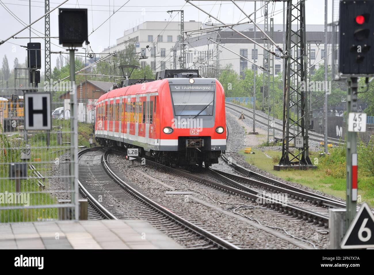 Munich, Deutschland. 15th May, 2021. S-Bahn entering the Ostbahnhof in  Muenchen Bahn, Zug.Pendler, Public Transport (OEPNV). Main route. | usage  worldwide Credit: dpa/Alamy Live News Stock Photo - Alamy