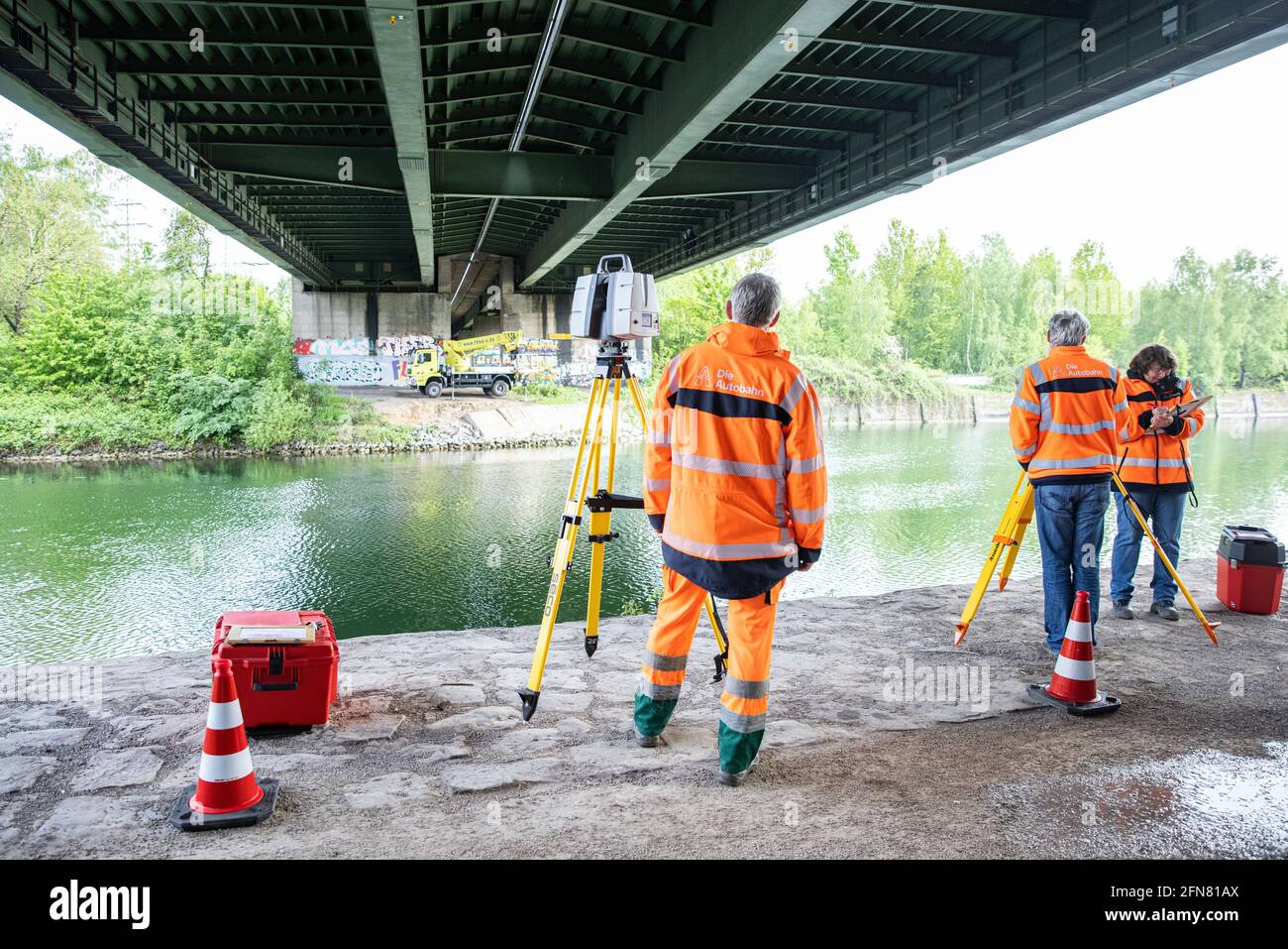 Herne, Germany. 15th May, 2021. Surveys take place during a load test under the damaged A43 Emschertal Bridge. Because the steel girders of the bridge over the Rhine-Herne Canal have buckled due to excessive loads in recent years, the bridge is already closed to trucks weighing more than 3.5 tonnes. Credit: Marcel Kusch/dpa/Alamy Live News Stock Photo
