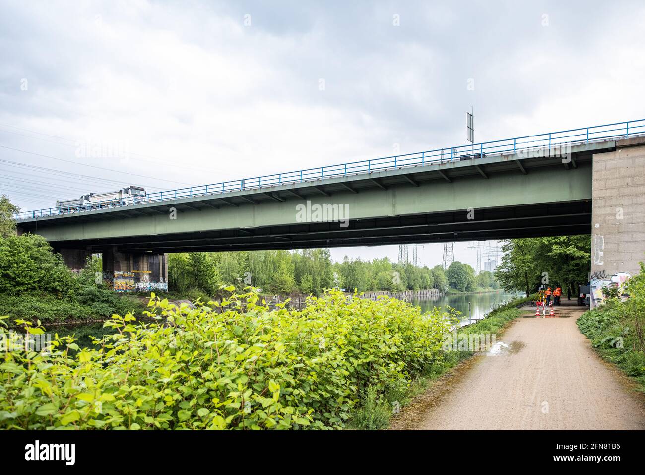 Herne, Germany. 15th May, 2021. Surveys take place during a load test under the damaged A43 Emschertal Bridge. Because the steel girders of the bridge over the Rhine-Herne Canal have buckled due to excessive loads in recent years, the bridge is already closed to trucks weighing more than 3.5 tonnes. In the period from Friday (14.5.) 10 p.m. to Monday (17.5.) 5 a.m. as well as from Friday (21.5.) 8 p.m. to Tuesday (25.5.) 5 a.m. the stretch between the motorway junctions Herne and Recklinghausen will be completely closed. Credit: Marcel Kusch/dpa/Alamy Live News Stock Photo