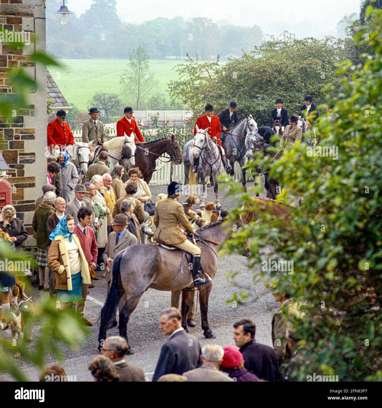 The Devon & Somerset Stag Hounds DSSH meet at the Exmoor town of Dulverton, Devon, England UK in October 1970, Stock Photo