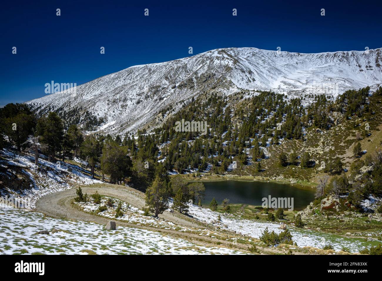 Estanys de la Pera lakes after a spring snowfall (Cerdanya, Catalonia, Spain, Pyrenees) ESP: Lagos Estanys de la Pera tras una nevada primaveral Stock Photo