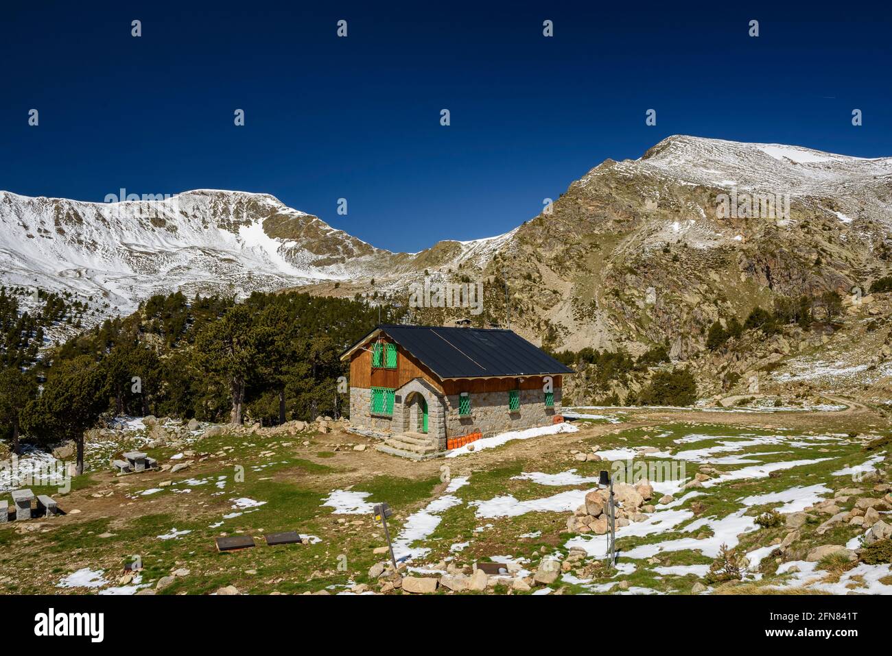 Estanys de la Pera mountain hut in spring (Catalonia, Spain, Pyrenees) ESP: Refugio de los Estanys de la Pera en primavera, Cerdanya, Cataluña, España Stock Photo