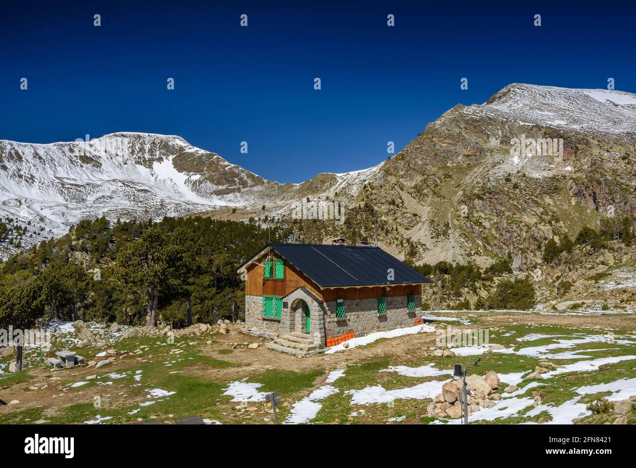 Estanys de la Pera mountain hut in spring (Catalonia, Spain, Pyrenees) ESP: Refugio de los Estanys de la Pera en primavera, Cerdanya, Cataluña, España Stock Photo