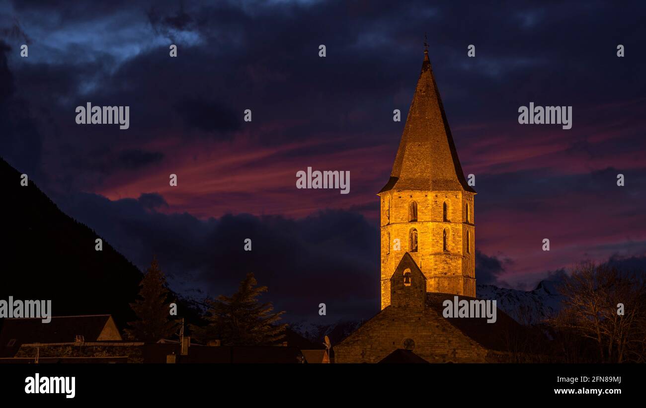 Winter twilight and night seen from the town of Salardú (Aran Valley, Catalonia, Spain, Pyrenees) ESP: Crepúsculo y noche invernal visto en el Arán Stock Photo