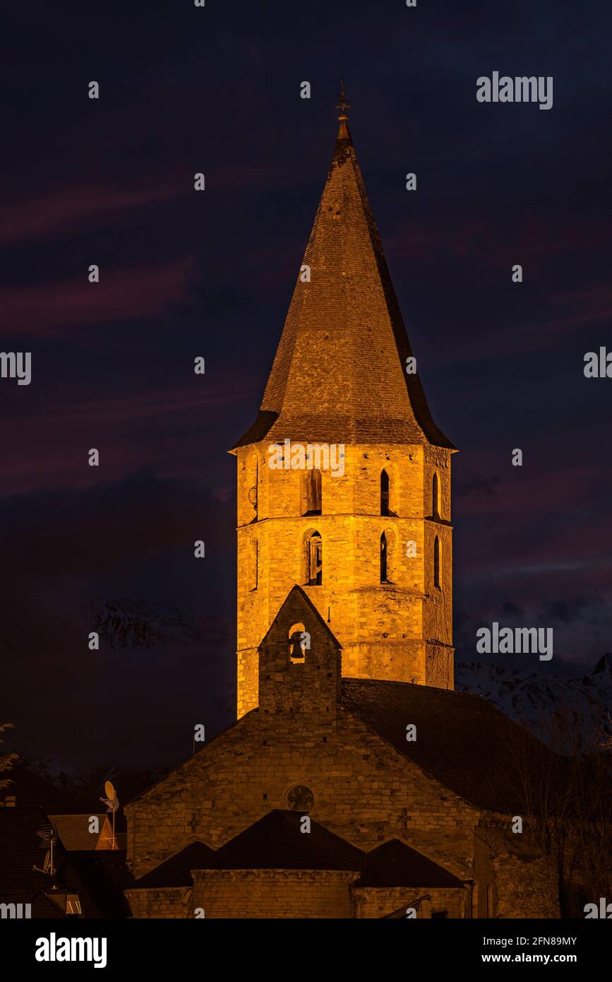 Winter twilight and night seen from the town of Salardú (Aran Valley, Catalonia, Spain, Pyrenees) ESP: Crepúsculo y noche invernal visto en el Arán Stock Photo