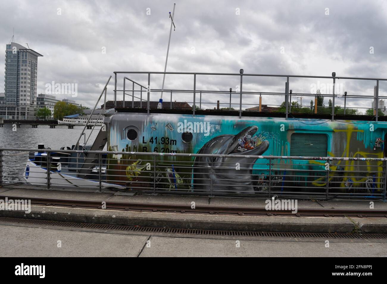 Hausboot / Drehort von „Berlin Tag und Nacht“ in Berlin am 14.5.2021 Stock Photo Alamy Hausboot / Drehort von „Berlin Tag und Nacht“ in Berlin am 14.5.2021 Stock Photo Alamy