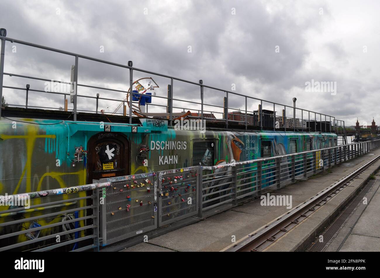 Hausboot / Drehort von „Berlin Tag und Nacht“ in Berlin am 14.5.2021 Stock Photo Alamy Hausboot / Drehort von „Berlin Tag und Nacht“ in Berlin am 14.5.2021 Stock Photo Alamy