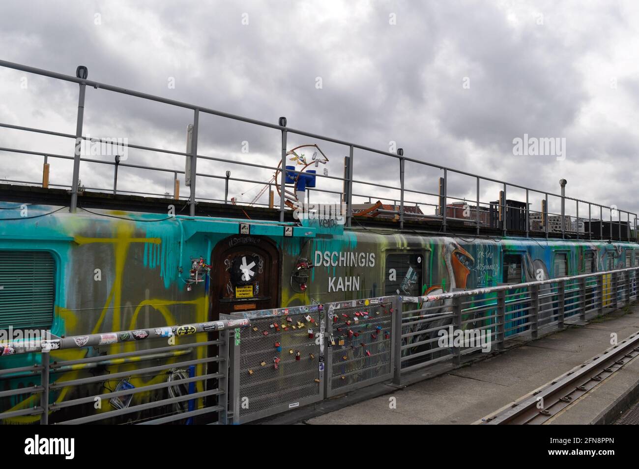 Hausboot / Drehort von „Berlin Tag und Nacht“ in Berlin am 14.5.2021 Stock Photo Alamy Hausboot / Drehort von „Berlin Tag und Nacht“ in Berlin am 14.5.2021 Stock Photo Alamy