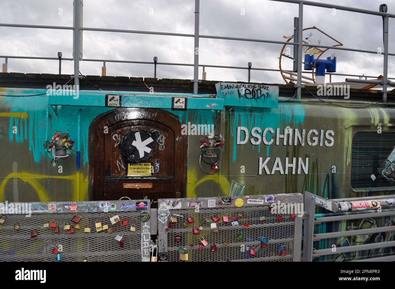 Hausboot / Drehort von „Berlin Tag und Nacht“ in Berlin am 14.5.2021 Stock Photo Alamy Hausboot / Drehort von „Berlin Tag und Nacht“ in Berlin am 14.5.2021 Stock Photo Alamy