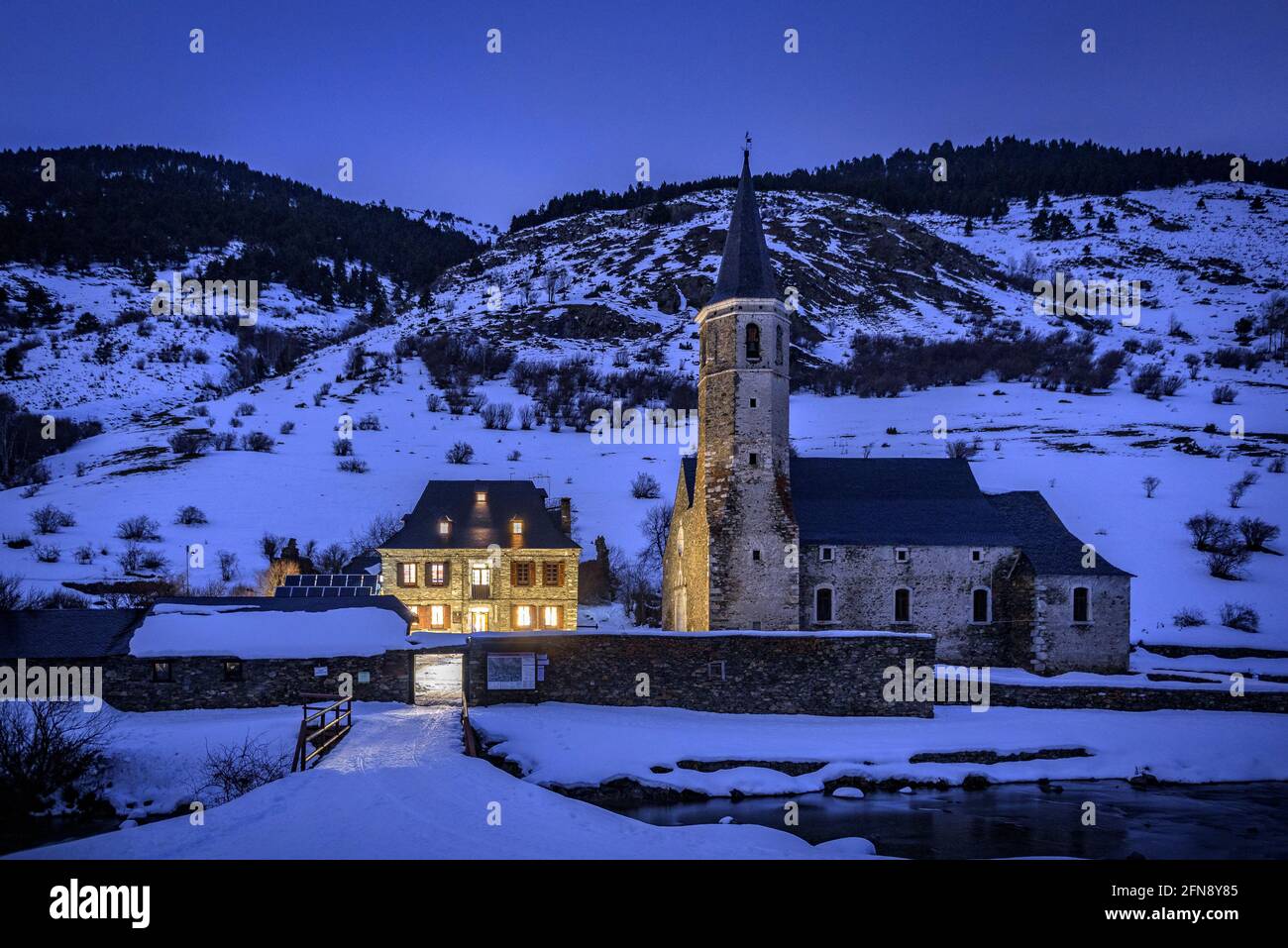 Montgarri hut and church at night in winter (Aran Valley, Catalonia, Pyrenees, Spain) ESP: Refugio y Santuario de Montgarri, una noche de invierno Stock Photo