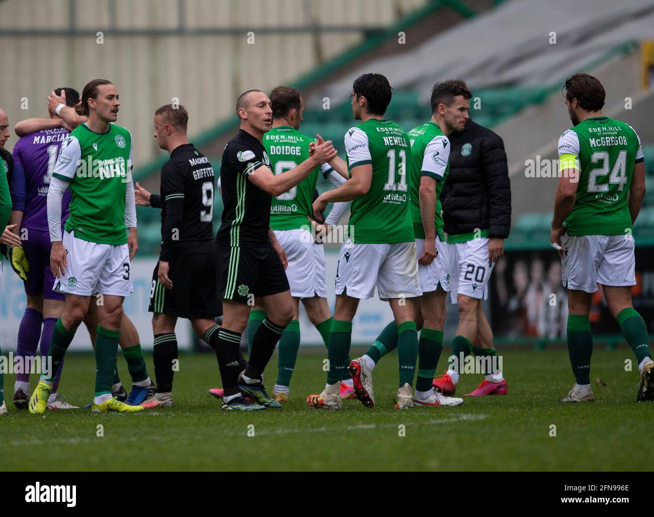 Scottish Premiership - Hibernian v Celtic. Easter Road Stadium, Edinburgh, Midlothian, UK. 15th May, 2021. Hibs play host to Celtic in the Scottish Premier League at Easter road, Edinburgh. Pic shows: Sporting handshakes for Celtic midfielder, Scott Brown, from the Hibs players at the end of the game. Credit: Ian Jacobs/Alamy Live News Stock Photo