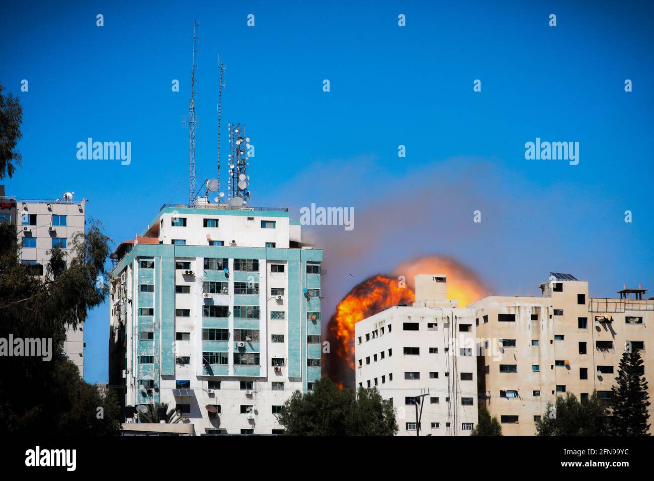 Gaza, Palestine. 15th May, 2021. An Israeli airstrike destroys a high-rise building in Gaza City, Gaza Strip, that housed media outlets including The Associated Press and Al Jazeera. Credit: SOPA Images Limited/Alamy Live News Stock Photo